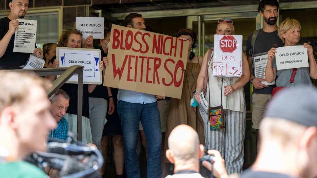 Freie Mitarbeiter protestieren vor Beginn der Sondersitzung des RBB-Rundfunkrats mit Plakaten und Schildern vor dem Haus des Rundfunks.