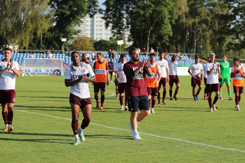 Mit hängenden Köpfen ging es nach dem Schlusspfiff auf die Runde. Die BFC-Kicker bedanken sich bei ihrem Anhang für die Unterstützung.