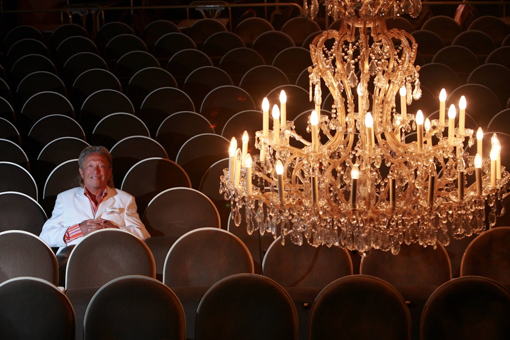 Rolf Eden anlässlich eines Fotoshootings im Hansa-Theater.