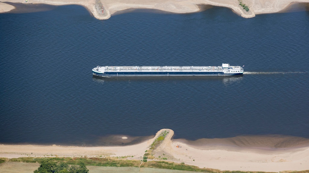 Der Rhein: Wo sonst Wasser ist, ist aktuell Ufer.