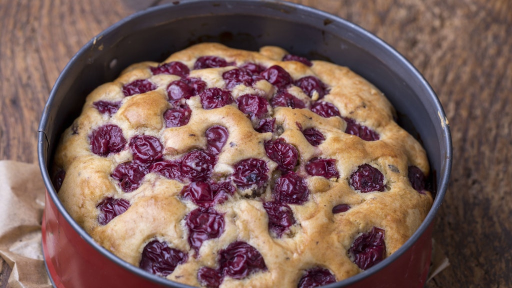 Das Rezept für 5-Minuten-Kuchen mit Joghurt und Kirschen ist genial einfach.