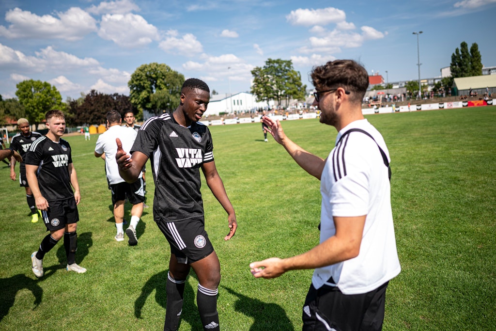 Berlin: Fußball, Berlin-Pokal, Delay Sports Berlin – 1. Traber FC Mariendorf: Elias Nerlich (r.), Fifa-Streamer, beglückwünscht seine Spieler von Delay Sports Berlin nach einem Tor.