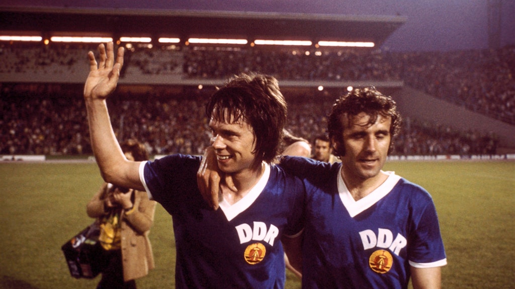 Darf man sich noch über den Fußballspieler Jürgen Sparwasser (li.) freuen, der im DDR-Trikot im Hamburger Volksparkstadion bei der WM 1974 das 1:0-Siegestor gegen die Bundesrepublik schoss?