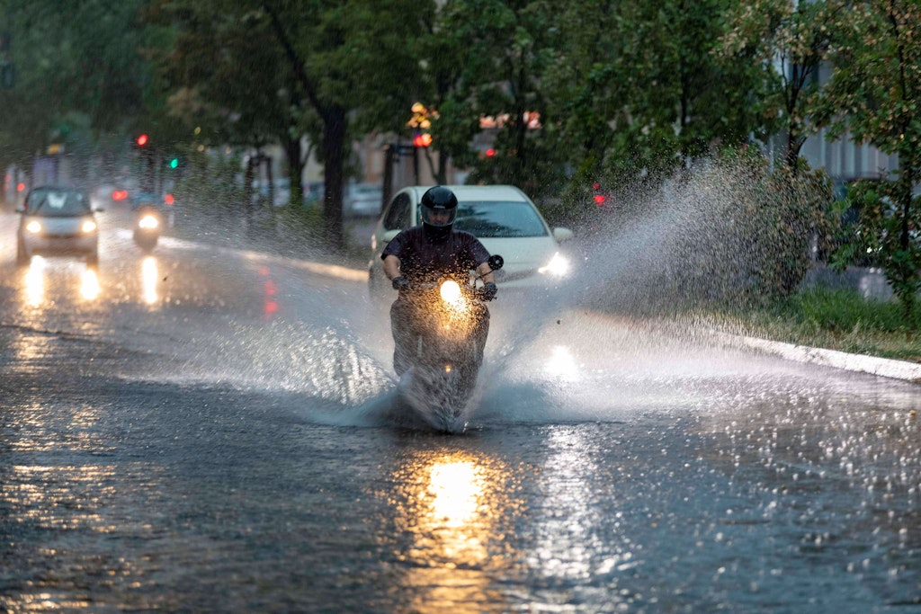 Gewitter und kräftige Regenschauer zogen am Montagabend über Berlin – jetzt drohen sogar Sturzfluten.