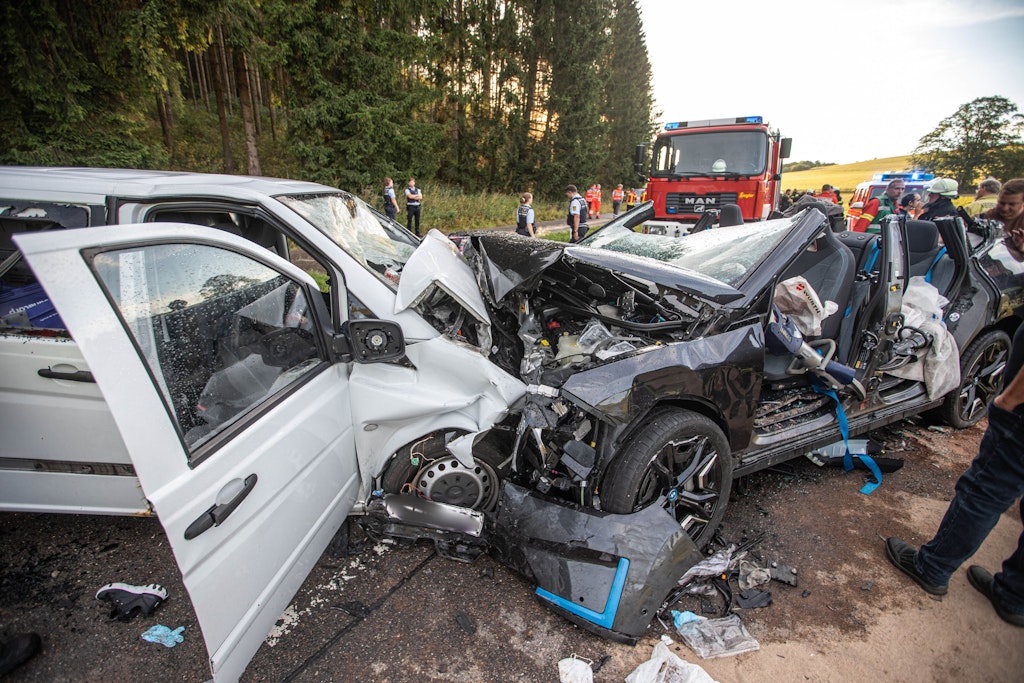 Unglücksdrama in Baden-Württemberg: Rettungskräfte stehen an den völlig zerstörten Fahrzeugen nach einem Unfall, der mindestens einen Mann das Leben kostete.