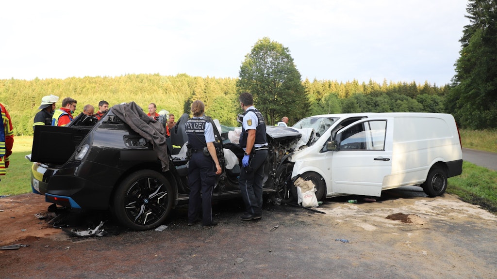 Bei einem schweren Verkehrsunfall auf der B28 bei Römerstein (Landkreis Reutlingen) ist nach Polizeiangaben mindestens ein Mensch ums Leben gekommen.