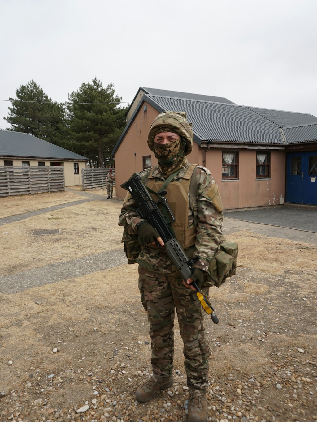 Snejana aus Kiew bildet selbst Soldaten aus, lernt in England dazu.