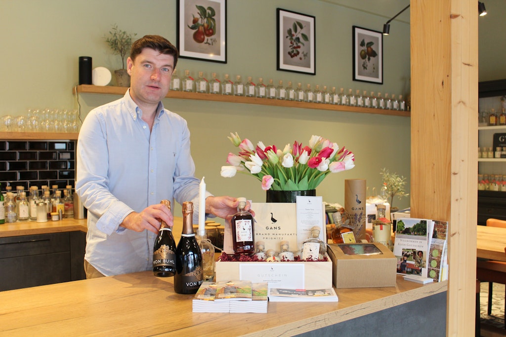 Robert Wacker vertreibt seinen Gin unter anderem in Geschenkboxen. Auch Winzersekt oder Wein aus der Pfalz vertreibt er über seine Manufaktur.