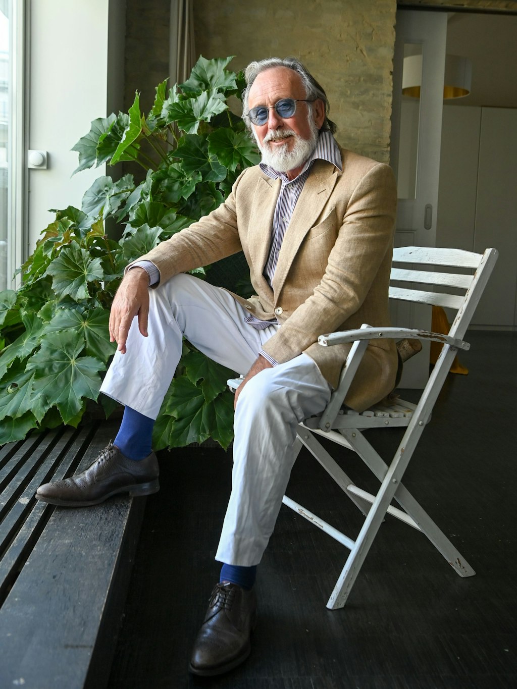 Der Musiker und Schauspieler Friedrich Liechtenstein sitzt bei einem Interview in seiner Wohnung in Berlin-Mitte.