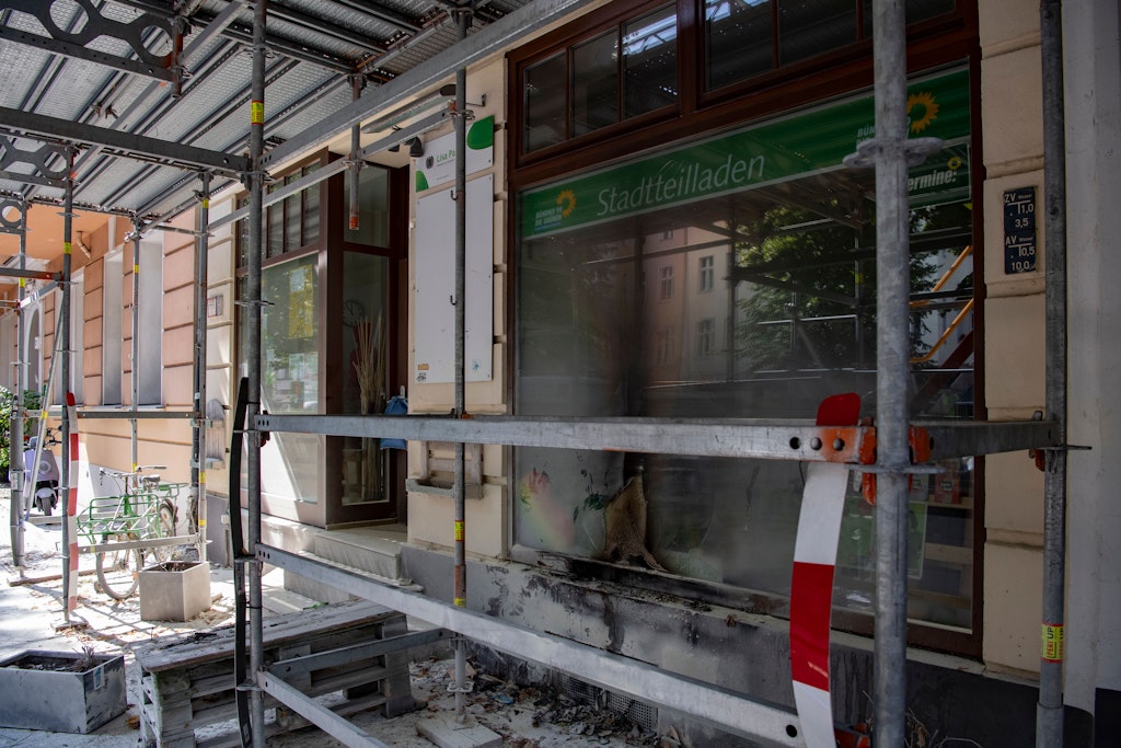 Brandspuren am Wahlkreisbüro von Lisa Paus in einem eingerüsteten Haus an der Charlottenburger Windscheidstraße. Die Schaufensterscheibe ist geborsten.