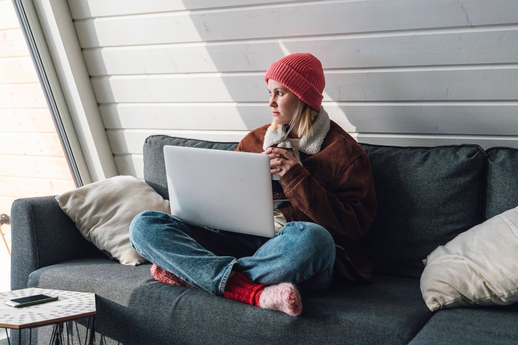 Leerer Blick und warme Klamotten: Wer im Winter nicht in einer kalten Wohnung sitzen will, sollte jetzt schon mal fürs Heizen sparen. Neue Schock-Preise für Strom und Gas verdeutlichen, was auf jeden Einzelnen an Mehrkosten zukommt.