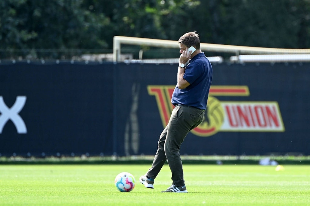 Offenbar multitaskingfähig: Oliver Ruhnert bei Transfergesprächen und beim gleichzeitigen Kicken von Bällen.