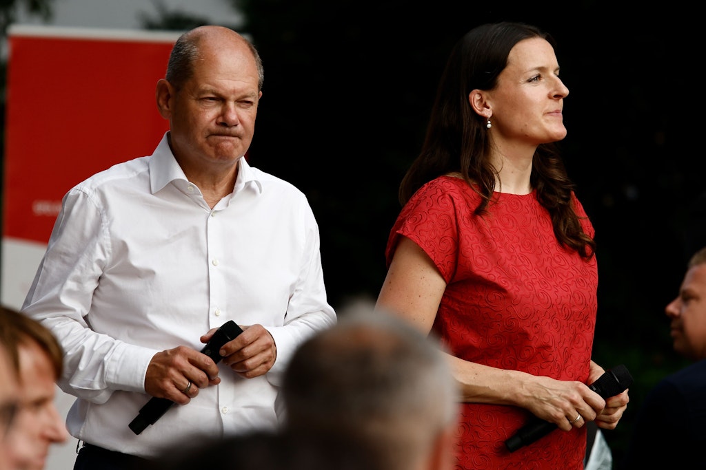Bundeskanzler Olaf Scholz beim Bürgertreff in Neuruppin. Neben ihm steht Bundestagsabgeordnete Wiebke Papenbrock (SPD).