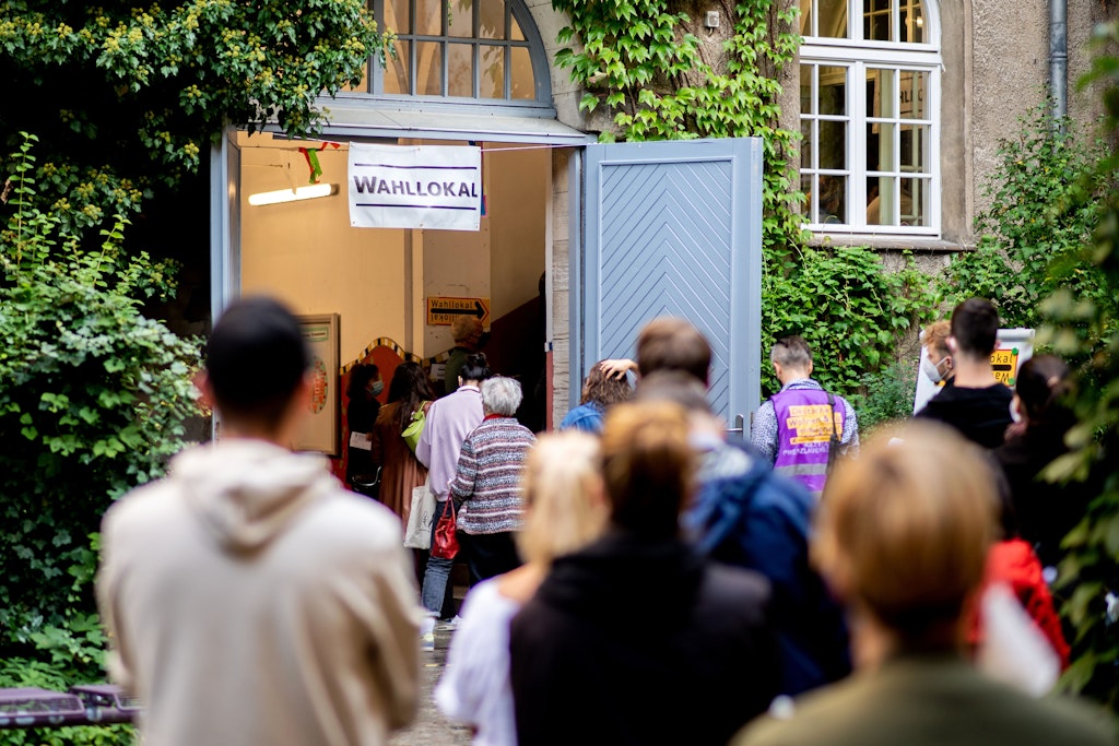 Berliner stehen am 26. September 2021 im Stadtteil Prenzlauer Berg in einer langen Schlange vor einem Wahllokal.