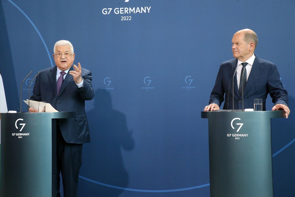 Olaf Scholz und Mahmoud Abbas (l.) bei ihrem gemeinsamen Auftritt vor Journalisten in Berlin. Hier kam es zum Antisemitismus-Skandal.