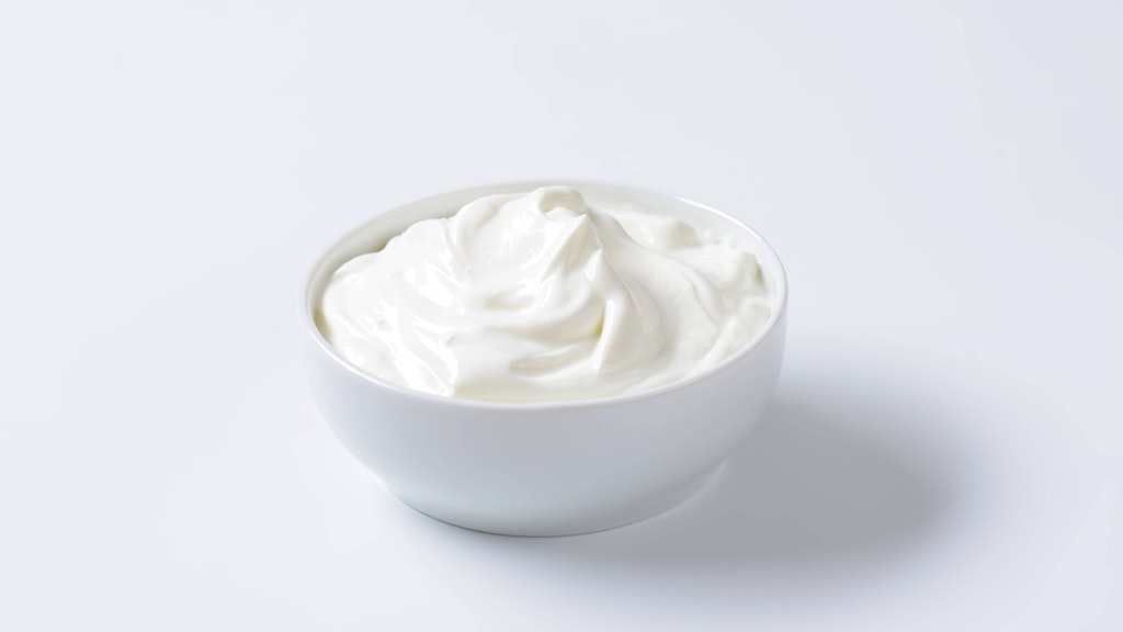 Veganer Naturjoghurt ist die Grundlage für diesen Dip. Sie können auch Joghurt aus Kuhmilch nehmen, doch der ist meist süßer, was sich auf die Rezeptur des Dips auswirkt.