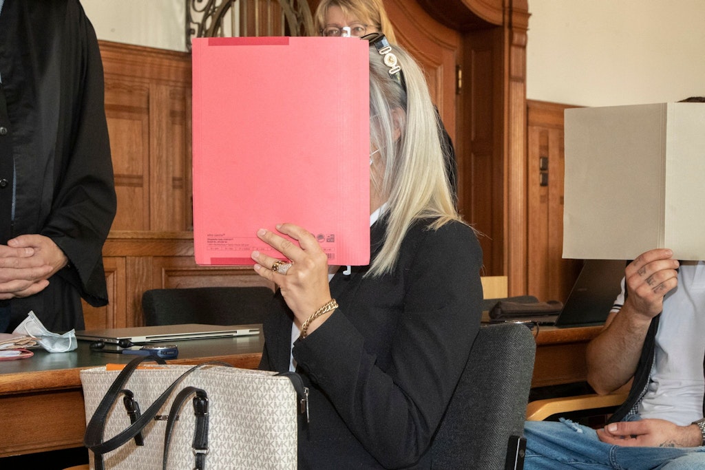 Die Angeklagten im Kettenstreit-Prozess sitzen seit Mittwoch in Berlin vor Gericht.