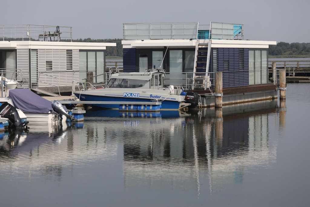Ein Polizeiboot im Hafen von Ribnitz-Damgarten. Am Abend des 16. August hatte sich etwa 500 Meter vor der Einfahrt zum Hafen ein Unfall mit zwei Booten auf dem Wasser ereignet, bei dem eine Frau ums Leben kam.