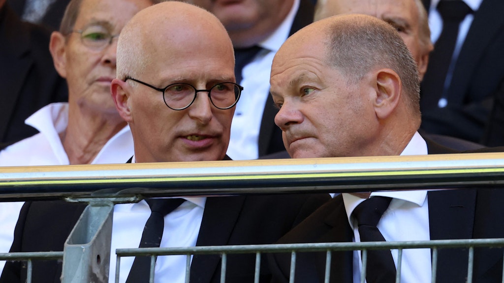 Kanzler Olaf Scholz (SPD, r.) und sein Parteifreund und damaliger Hamburger Finanzsenator Peter Tschentscher stehen im Zentrum der Steuer-Affäre.