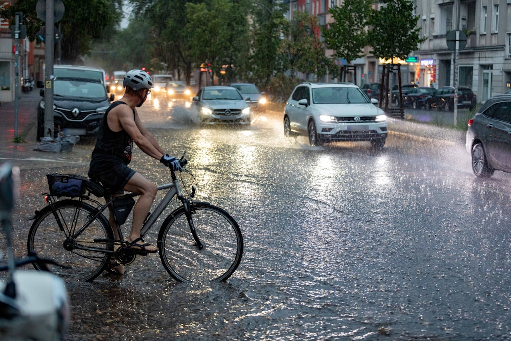 Stehendes Wasser auf den Straßen könnte uns auch am Donnerstag drohen.