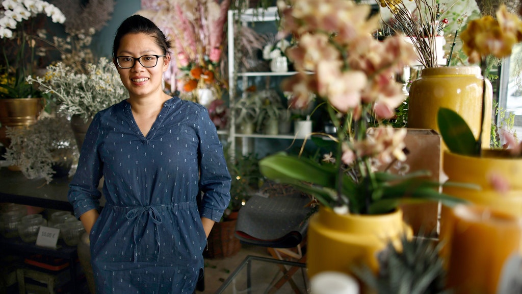Thi Phuong Nhung Nguyen (36) inmitten ihrem Blumen im Blumenladen in der Westfälischen Straße 52 in Charlottenberg.