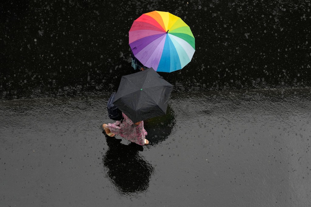 Der Regenschirm als treuer Begleiter: Vor allem im Süden und Osten kommt laut Wetter-Experten in den kommenden Stunden noch viel Nass vom Himmel.