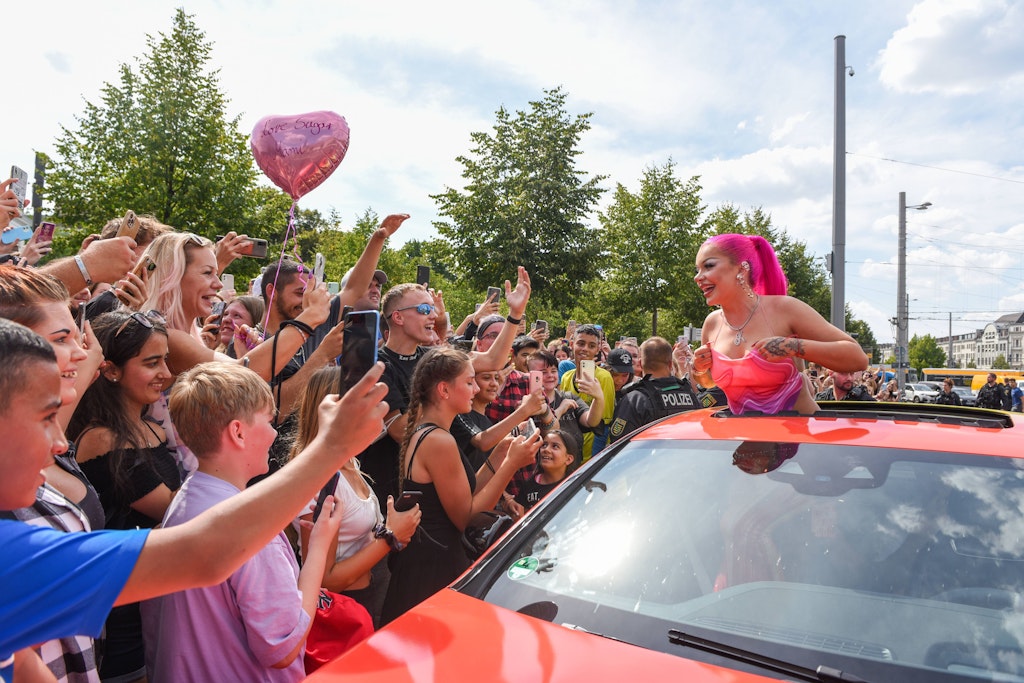 Katja Krasavice vor einer gigantischen Menge, viele davon noch Kinder und Jugendliche, die nicht auf den Verkehr achten.