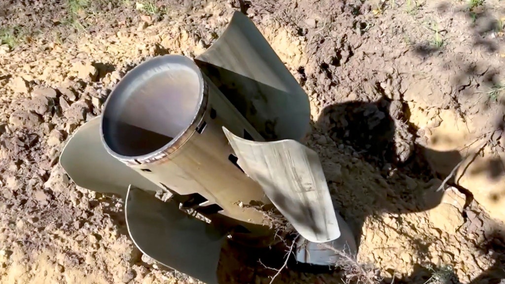 Ein Raketensplitter zeugt von den ständigen Angriffen in der Nähe des Kernkraftwerks Saporischschja.