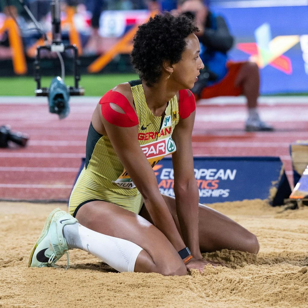 Malaika Mihambo mit leerem Blick nach ihrem Sprung zu EM-Silber.