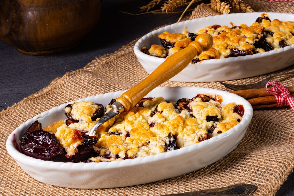 Prum crumble is a wonderful dessert that you should definitely try. The recipe is simple and does not require many ingredients.