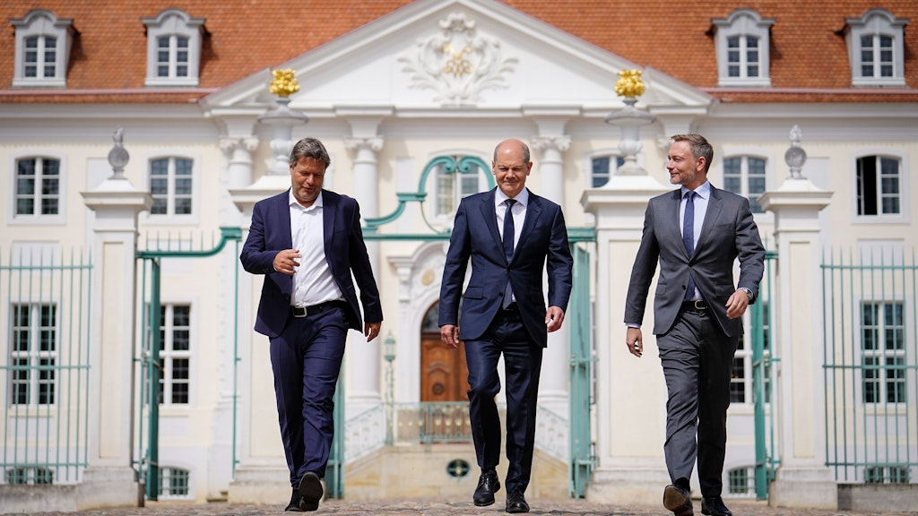 Bundeskanzler Olaf Scholz (M, SPD), Wirtschaftsminister Robert Habeck (l., Bündnis 90/Die Grünen) und Finanzminister Christian Lindner (r., FDP) ringen um echte Krisenhilfe in der Krise.