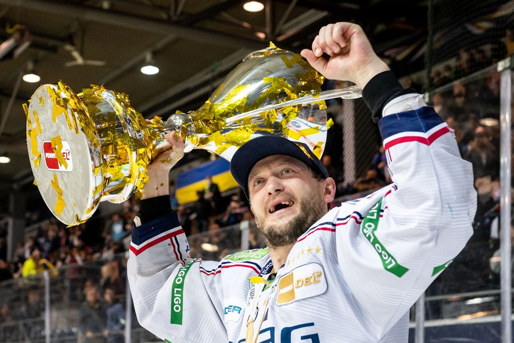 Eisbären-Kapitän Frank Hördler ist der einziger Profi mit acht Meistertiteln in der DEL und jetzt schon Legende.
