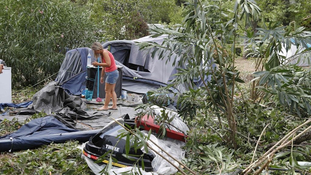 Auf dem Campingplatz Sagone auf Korsika stürzte ein Baum auf einen Bungalow: ein Mensch starb.