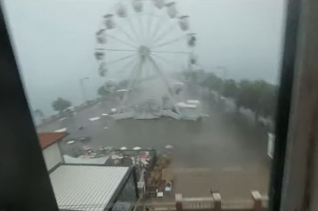 Der Sturm ließ die Riesenrad-Gondeln durch die Luft fliegen.