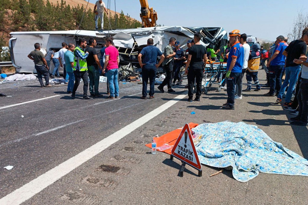 Rettungskräfte am Unfallort nach einem Busunfall auf der Autobahn zwischen Gaziantep und Nizip. Nach Angaben der Behörden wurden mehrere Menschen getötet, als ein Passagierbus mit Rettungskräften zusammenstieß, die einen vorangegangenen Verkehrsunfall abwickelten.