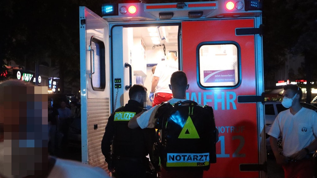 In Neukölln wurde ein Mann auf offener Straße niedergestochen. Der Schwerverletzte wurde vor Ort erstversorgt und in ein Krankenhaus gebracht.