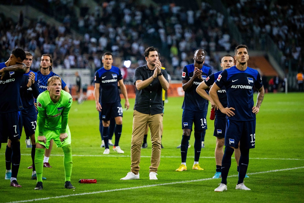 Trainer Sandro Schwarz und Herthas Profis bedanken sich nach dem 0:1 in Gladbach bei den mitgereisten Hertha-Fans.