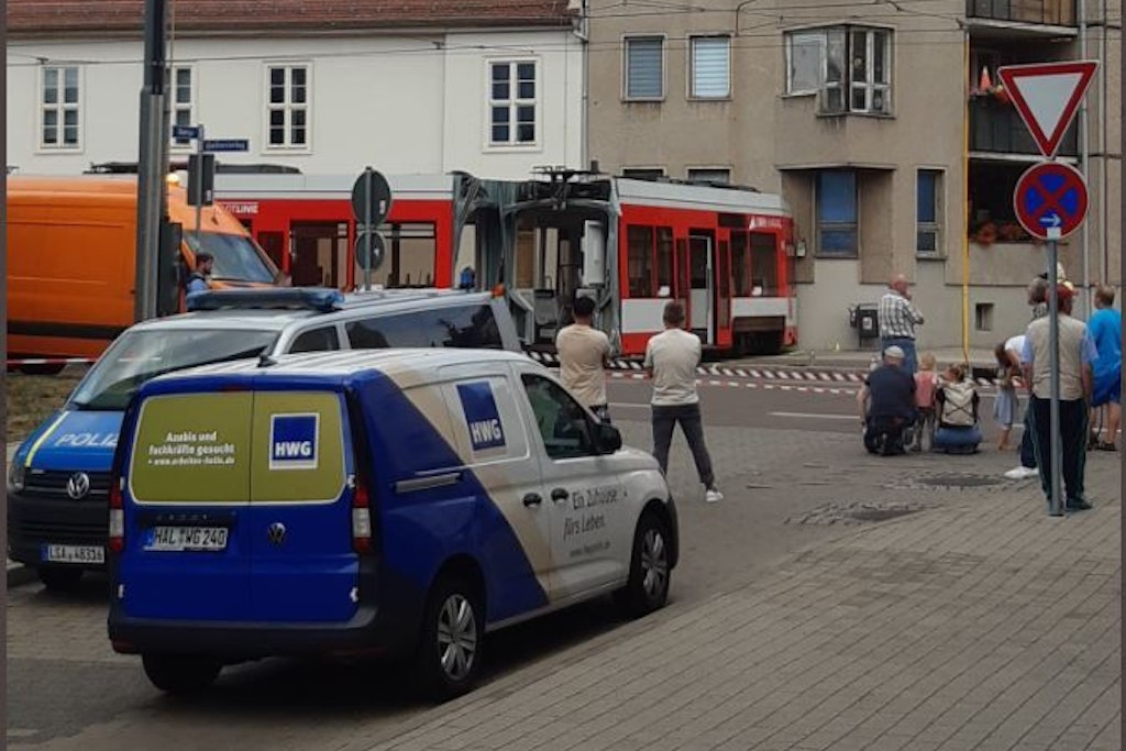 Die verunglückte Straßenbahn stand plötzlich quer auf der Fahrbahn.