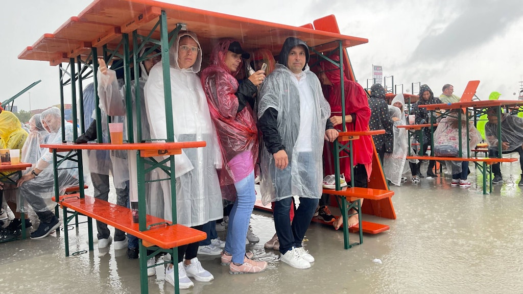 Besucher versuchten sich vor dem Regen zu schützen - vergeblich.