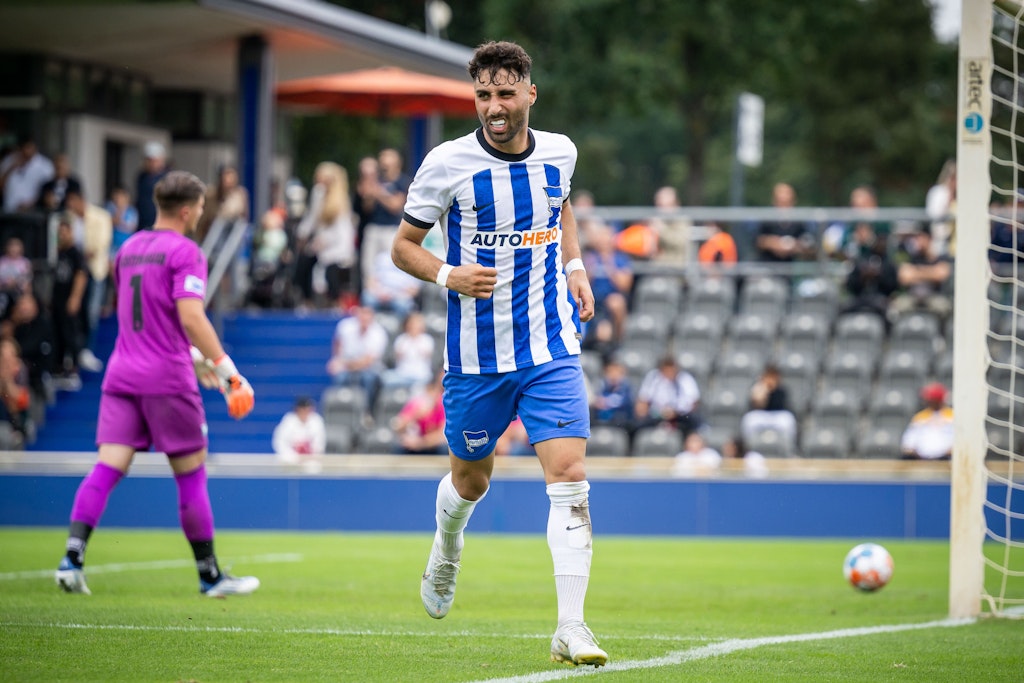 Nader El-Jindaoui versucht mit Schmerzen zu jubeln. Mit einer Knöchelverletzung traf er für Herthas U23 zum 2:2 gegen Viktoria.