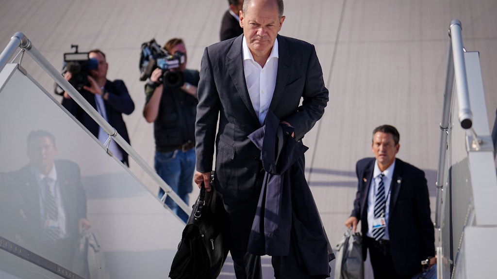 Kanzler Olaf Scholz betritt in Schönefeld den Flieger, der ihn nach Kanada bringt. Er trägt keinen Mundschutz.