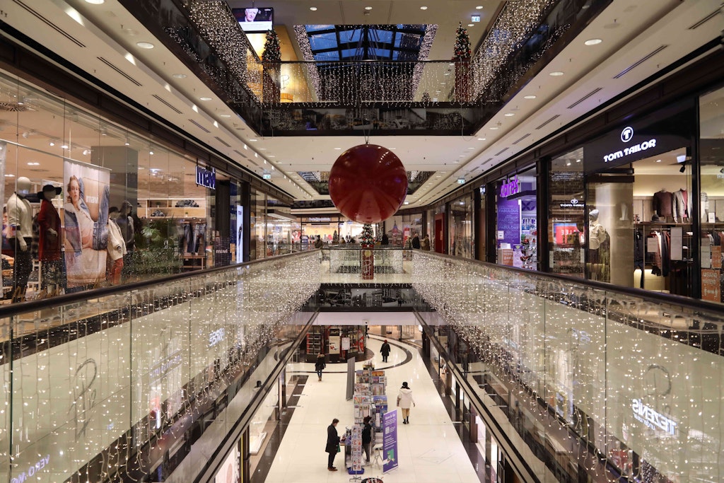 Volle Beleuchtung in der Mall of Berlin. ABer auch der Einzelhandel will Energie und Kosten sparen.(Symbolbild)