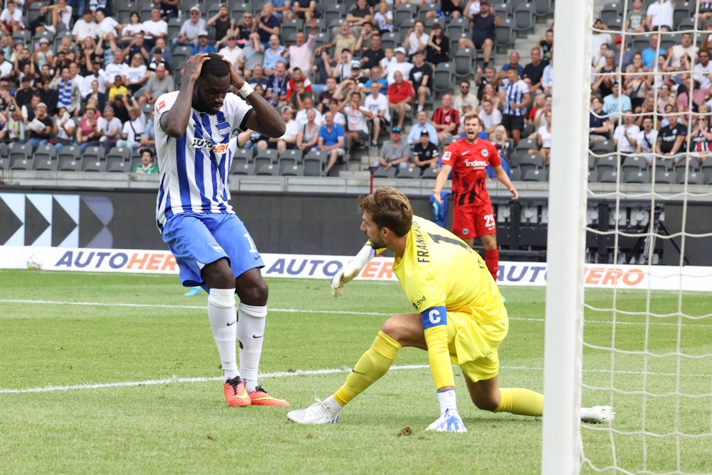 Zum Haare raufen! Herthas Wilfried Kanga traf gegen Frankfurt das Tor nicht