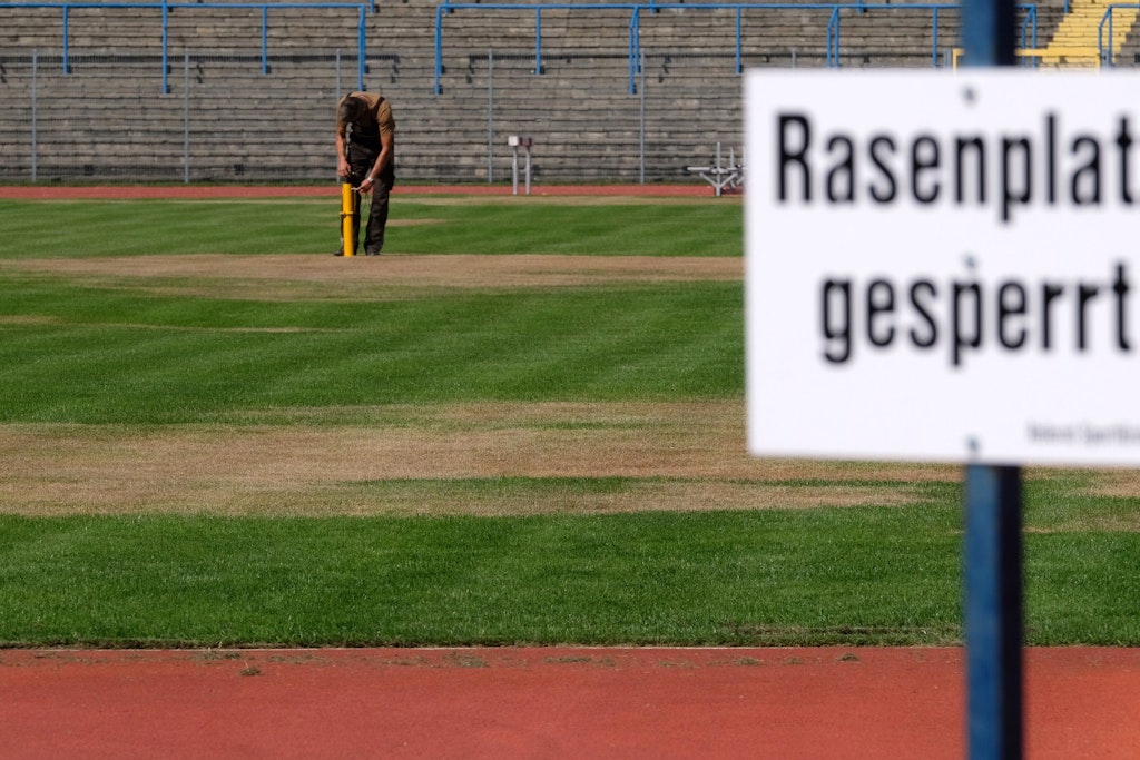 Ein Schild mit der Aufschrift "Rasenplatz gesperrt" im Paul-Greifzu-Stadion in Dessau-Roßlau. Vor dem am 30. August geplanten Pokalspiel zwischen Viertligisten Teutonia Ottensen und dem Erstligisten RB Leipzig haben Unbekannte den Rasen vergiftet.