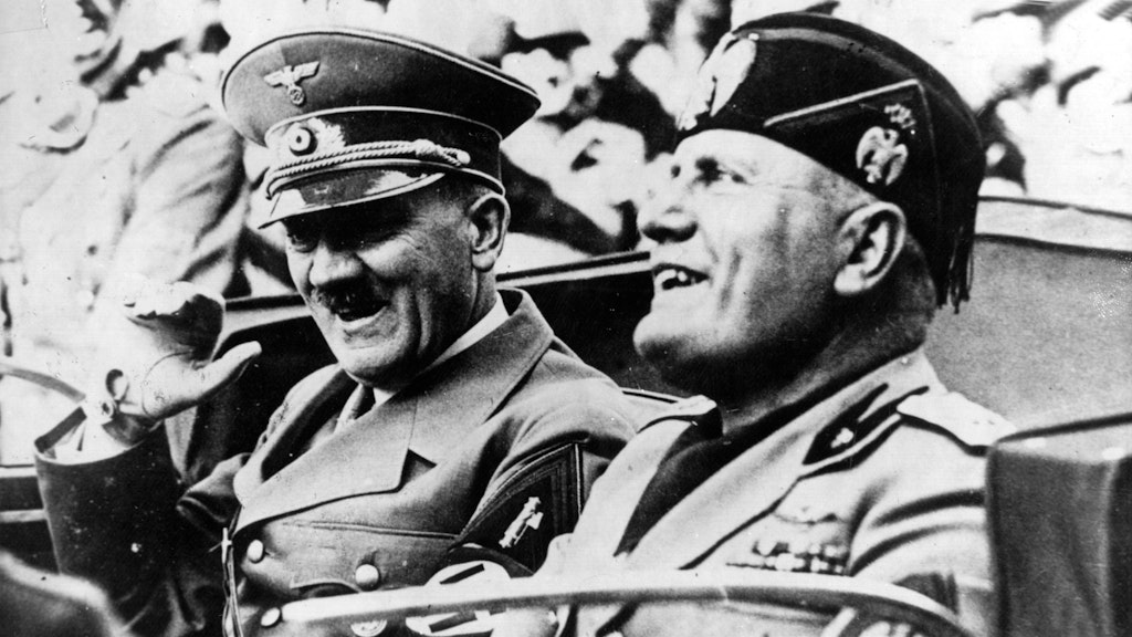 1938 reiste Adolf Hitler nach Italien, fuhr in Florenz mit dem verbündeten Diktator Benito Mussolini im offenen Wagen.