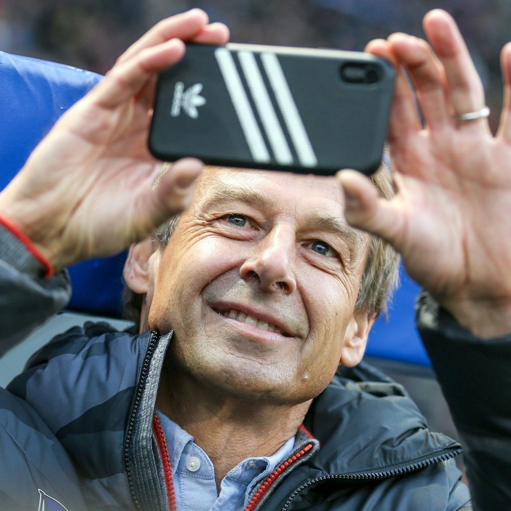 Jürgen Klinsmann macht bei seinem Hertha-Trainerdebüt erst mal ein Selfie. Punkte gab es nicht gegen Dortmund.