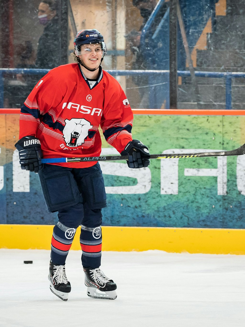 Lukas Reichel 2021: Irgendwie hängen Schultern und Trikot deutlich mehr als heutzutage, auch die Hose schlackert gewaltig.