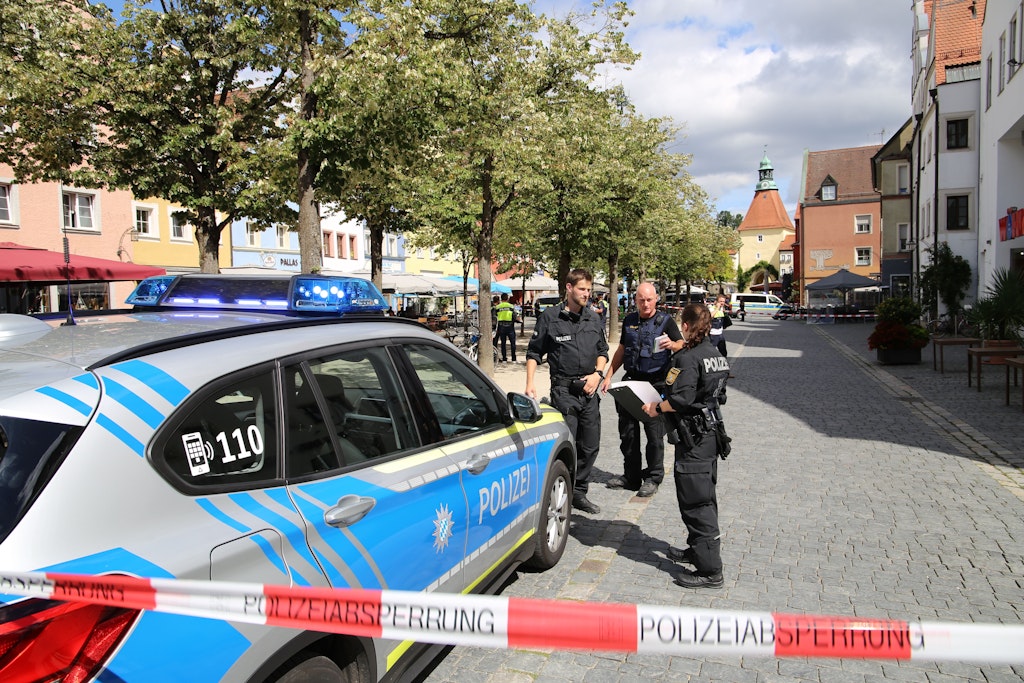 Polizeibeamte in Weiden/Oberpfalz. Eine Frau hatte im Stadtzentrum mehrere Menschen verletzt. Sie wurde festgenommen.