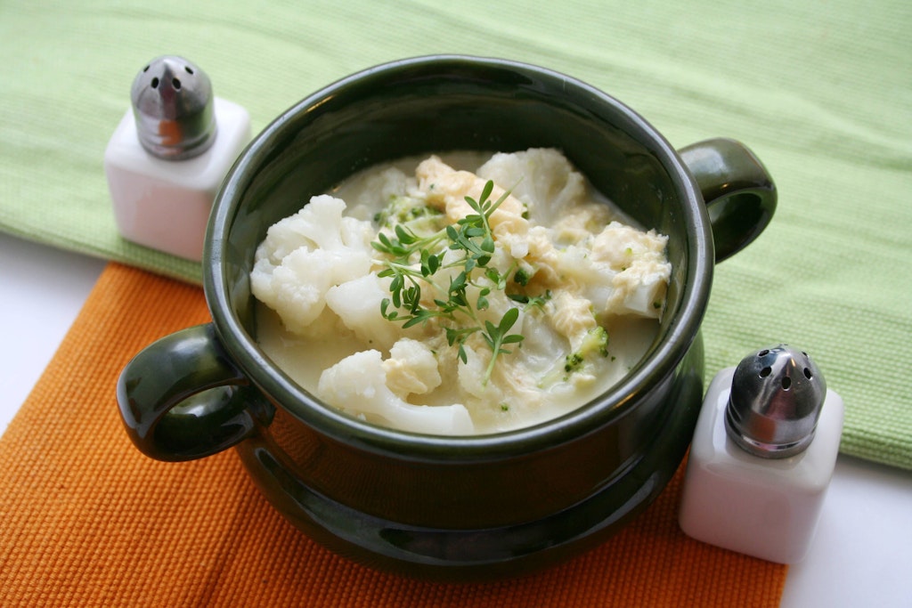 Eine Blumenkohlsuppe kann Kindheitserinnerungen wecken - egal ob sie mit oder ohne Klößchen zubereitet wird.