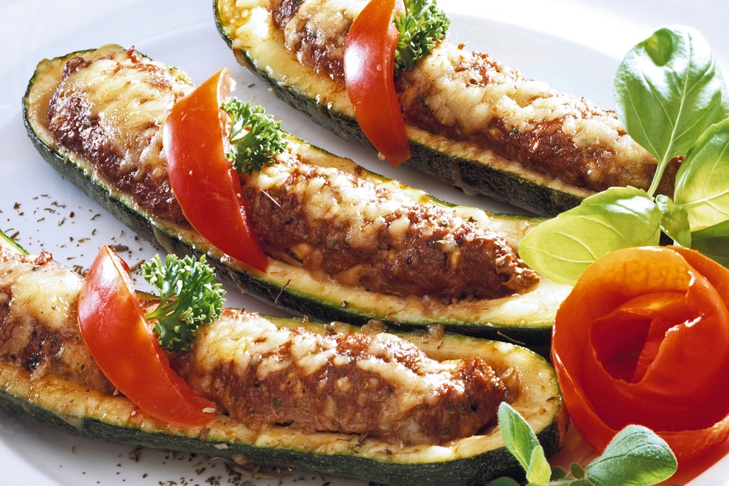 Gefüllte Zucchini mit Hackfleisch sind mit diesem Rezept einfach ultra-lecker und dabei passen sie in jeden Diätplan.